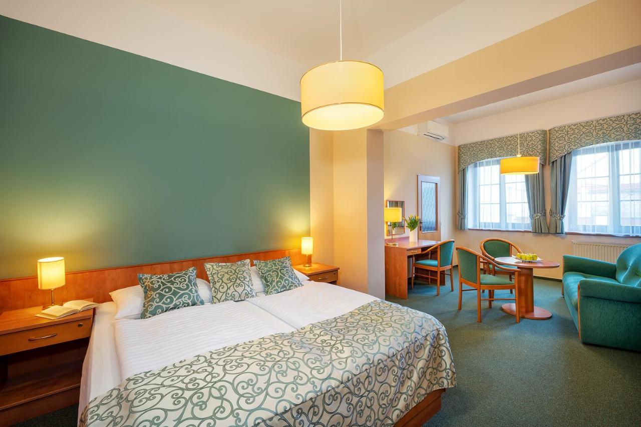 Hotel Bily Jednorozec Trebon Exterior photo