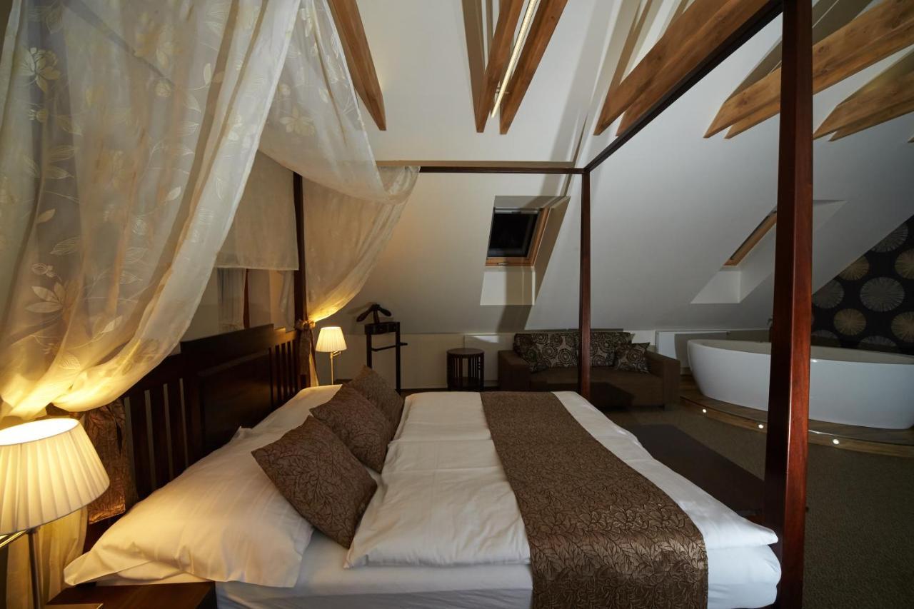 Hotel Bily Jednorozec Trebon Exterior photo
