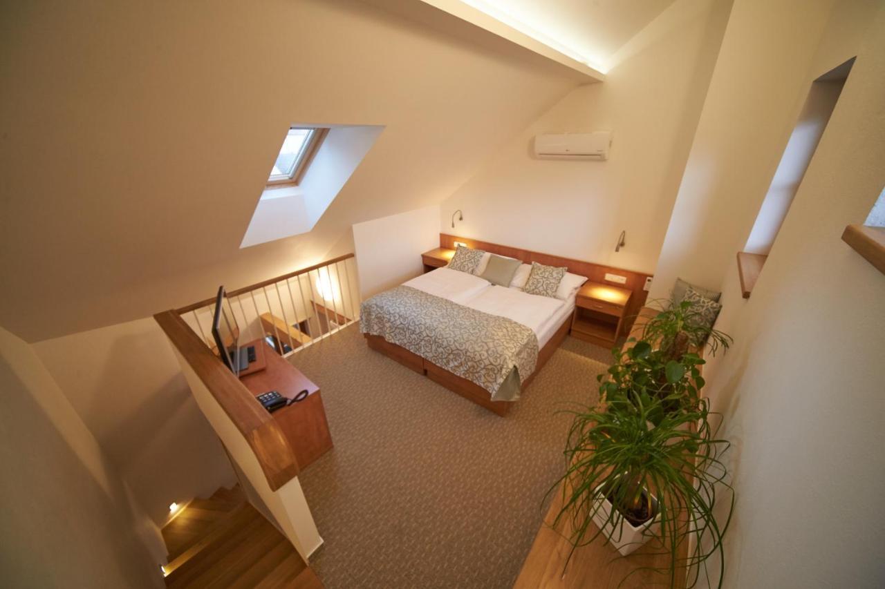 Hotel Bily Jednorozec Trebon Exterior photo