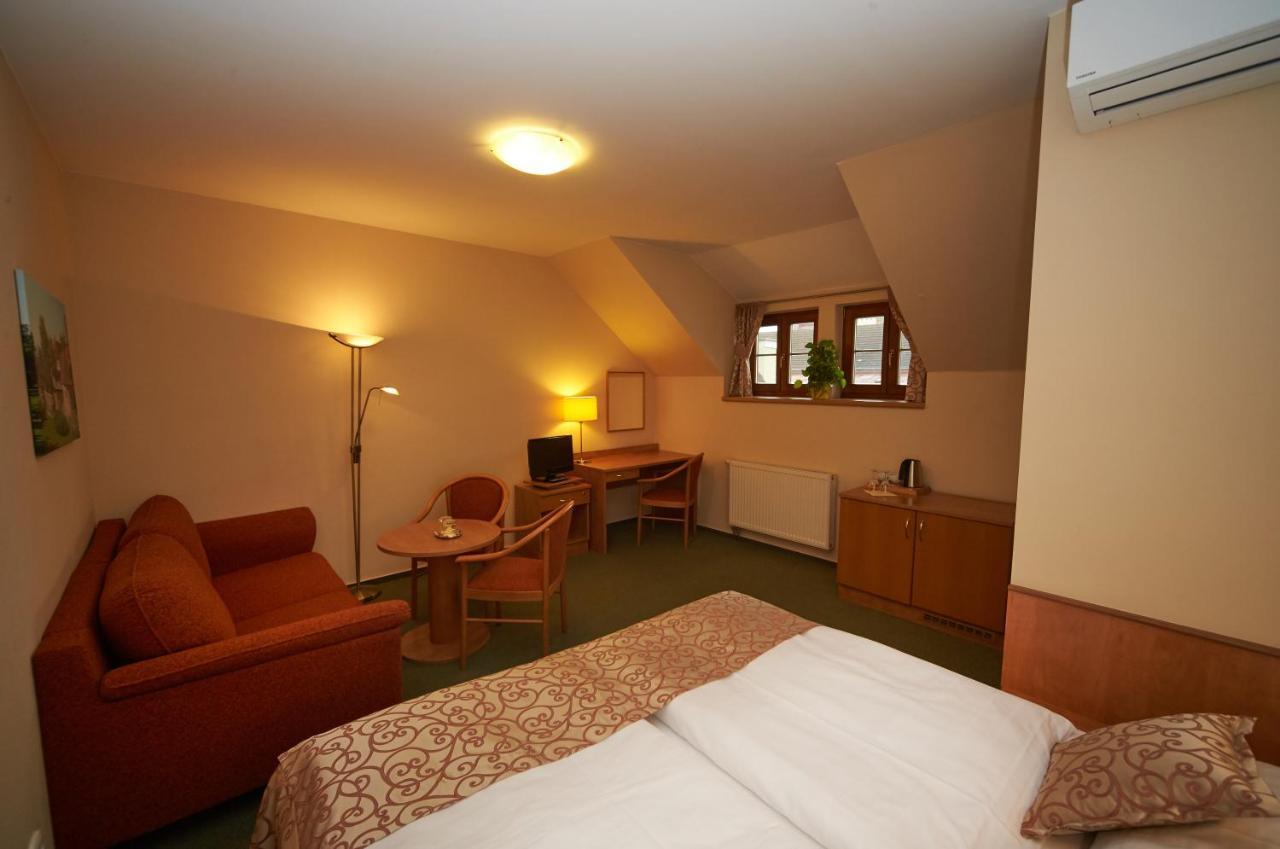 Hotel Bily Jednorozec Trebon Exterior photo