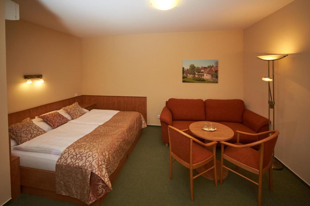 Hotel Bily Jednorozec Trebon Exterior photo