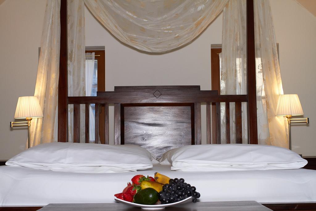 Hotel Bily Jednorozec Trebon Exterior photo
