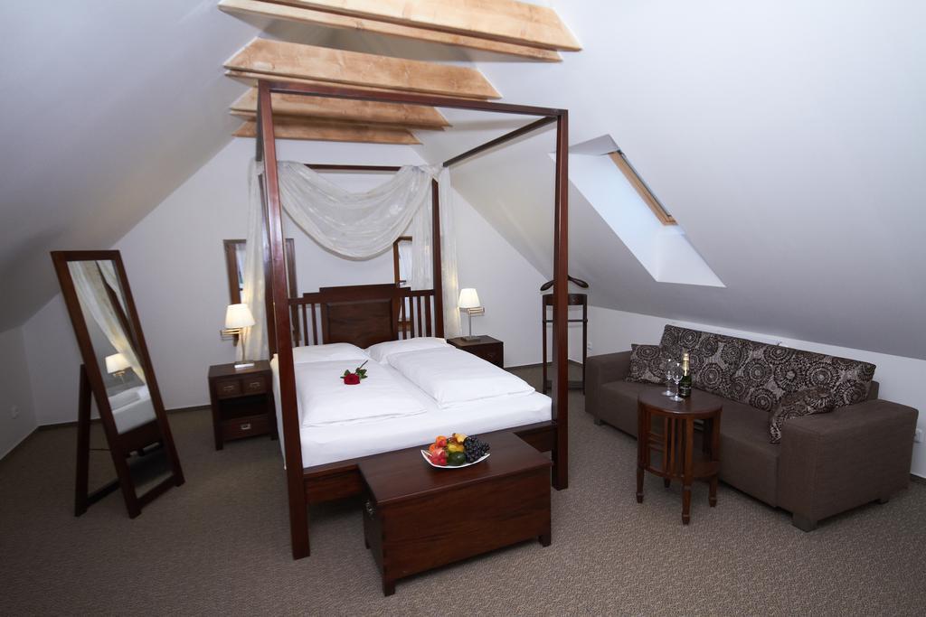 Hotel Bily Jednorozec Trebon Exterior photo
