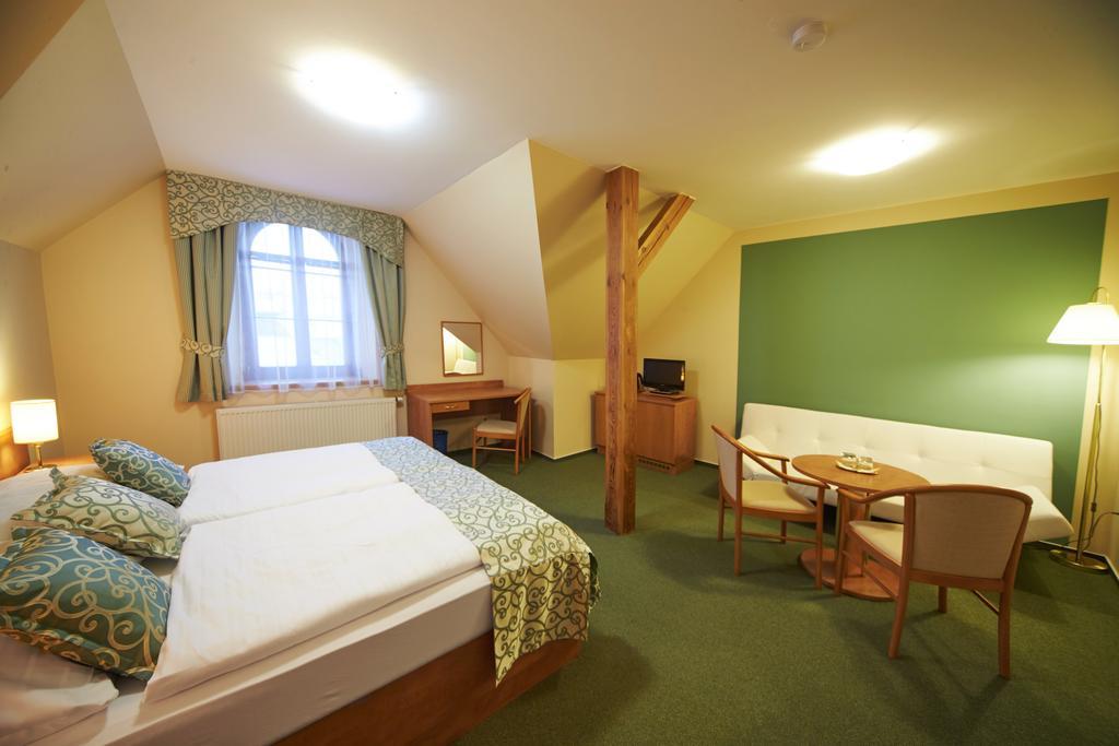 Hotel Bily Jednorozec Trebon Exterior photo
