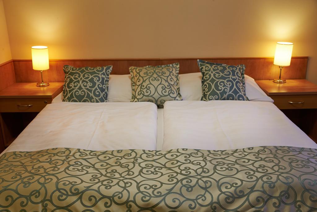 Hotel Bily Jednorozec Trebon Exterior photo